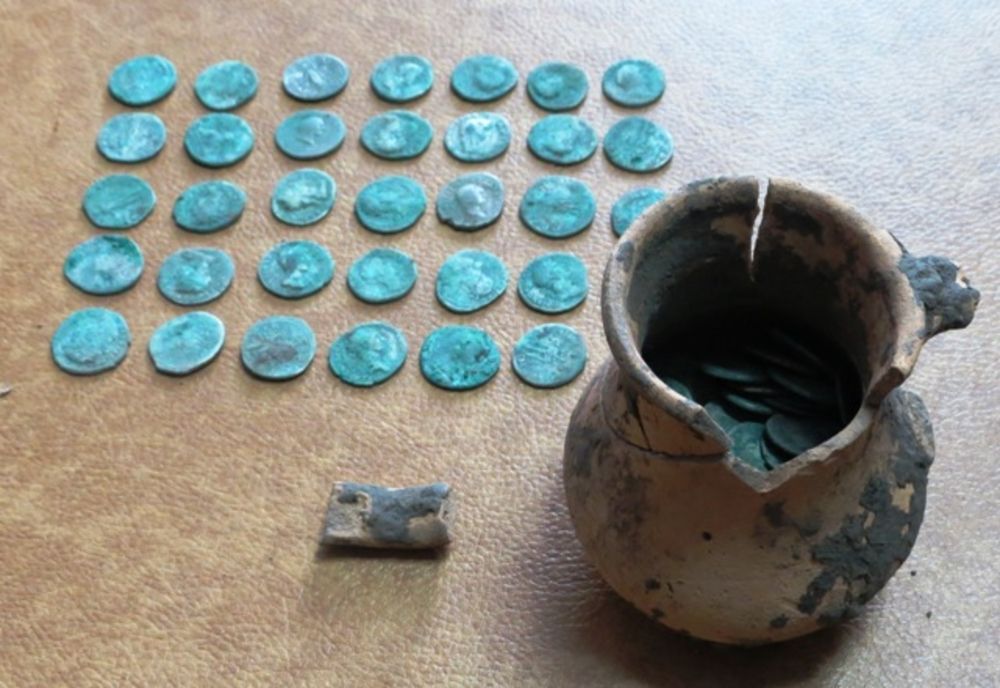 Un vas de lut plin cu monede, descoperit de 7 detectoriști buzoieni