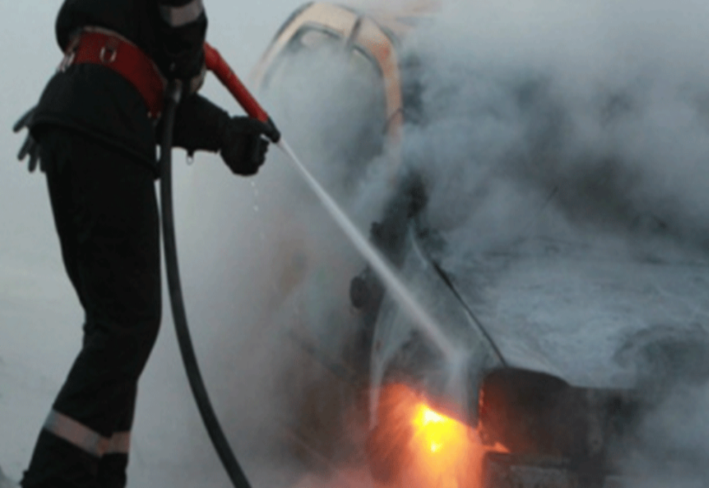 Au incendiat mașina unui asociat și au fost reținuți de polițiști