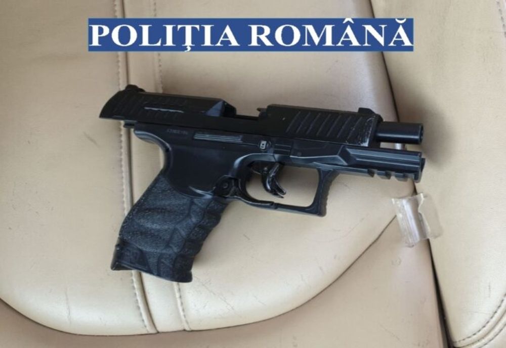 Pistol cu aer comprimat și alte arme albe au fost găsite la percheziții