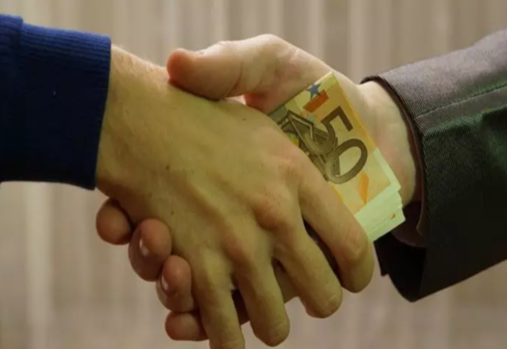 Culisele statului paralel - Luni, ora 18. Spagi de sute de mii de euro, interese oculte în jurul unei bănci de stat