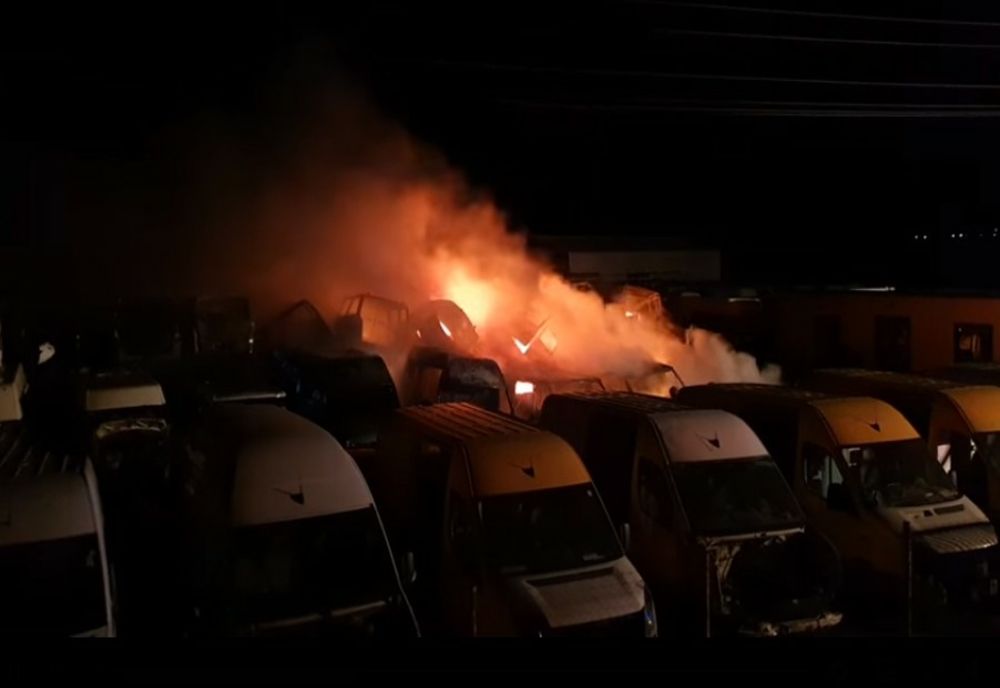 Video: Incendiu la un parc de dezmembrări auto din Vadu Pașii