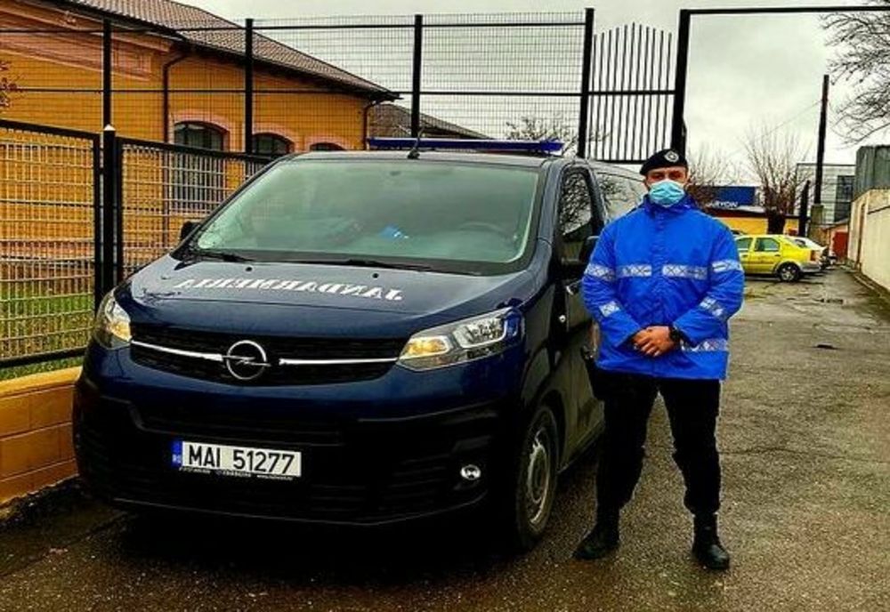 Jandarmii buzoieni au scos două femei dintr-o mașină răsturnată