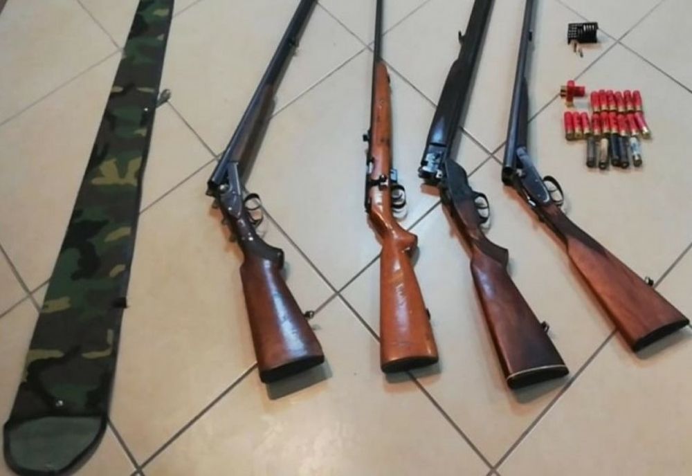 Doi braconieri au fugit şi abandonat armele şi vânatul la locul faptei