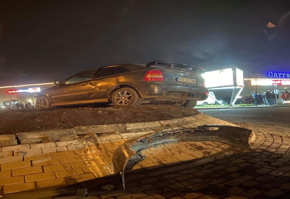 A urcat cu mașina pe sensul giratoriu de la Kaufland