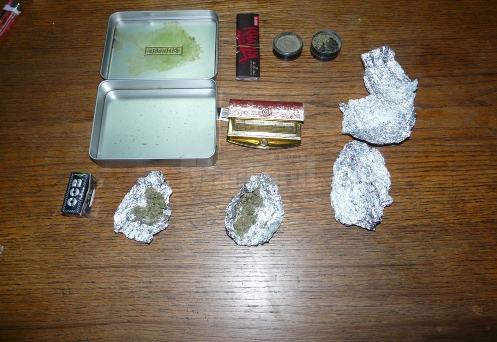 Un buzoian de 18 ani depistat de jandarmi cu substanţe cu efect psihotrop