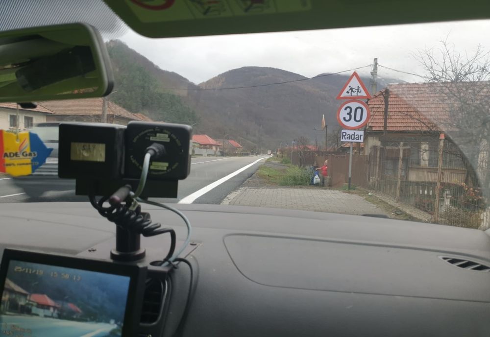 13 șoferi au rămas fără permis pentru 90 de zile după ce au fost înregistrați de aparatele radar cu viteze mult mai mari decât cele maxim admise