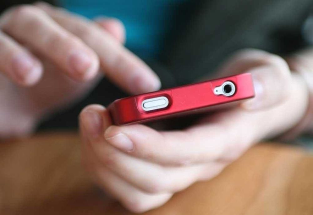 Cercetat penal pentru furtul unui telefon mobil