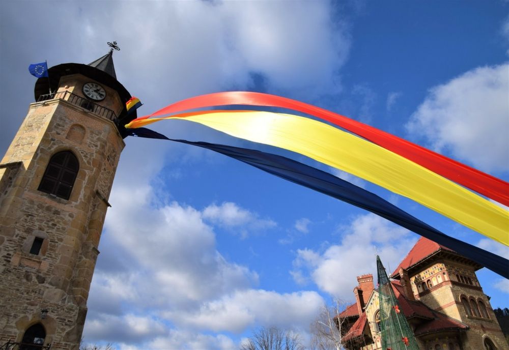 „Unirea face puterea” - manifestarea care va duce TRICOLORUL CĂLĂTOR de la Piatra-Neamț, pe Dealul Crucii, la Gura Ocniței, în județul Dâmbovița