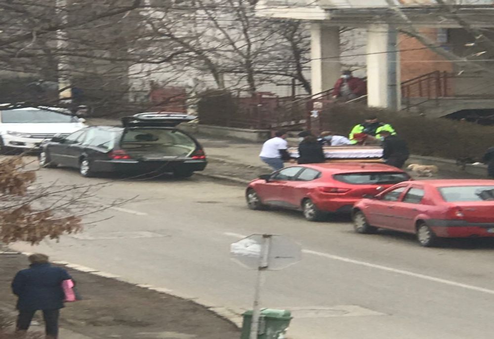 Bărbat mort în stradă înainte de a intra la medicul de familie