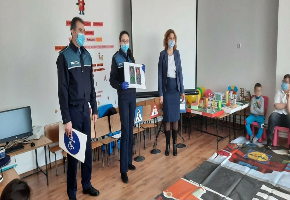 Micii pietoni - parteneri de dialog ai poliţiştilor  