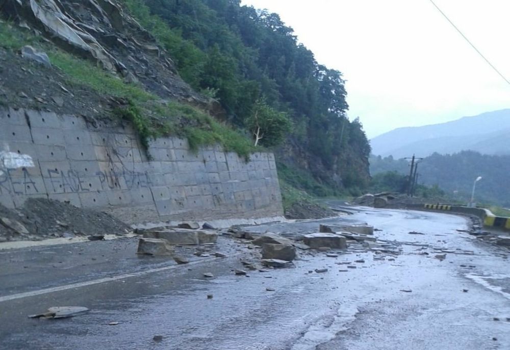 Trafic oprit pe DN10 din cauza căderilor de pietre de pe versanți