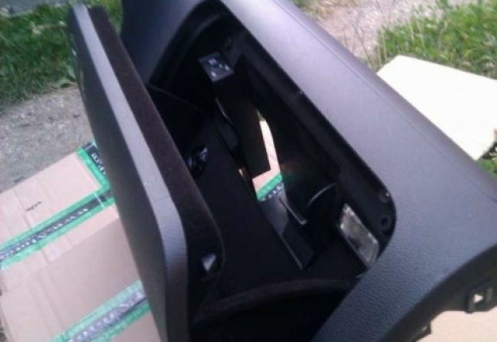 I-a furat prietenului banii din torpedoul mașinii