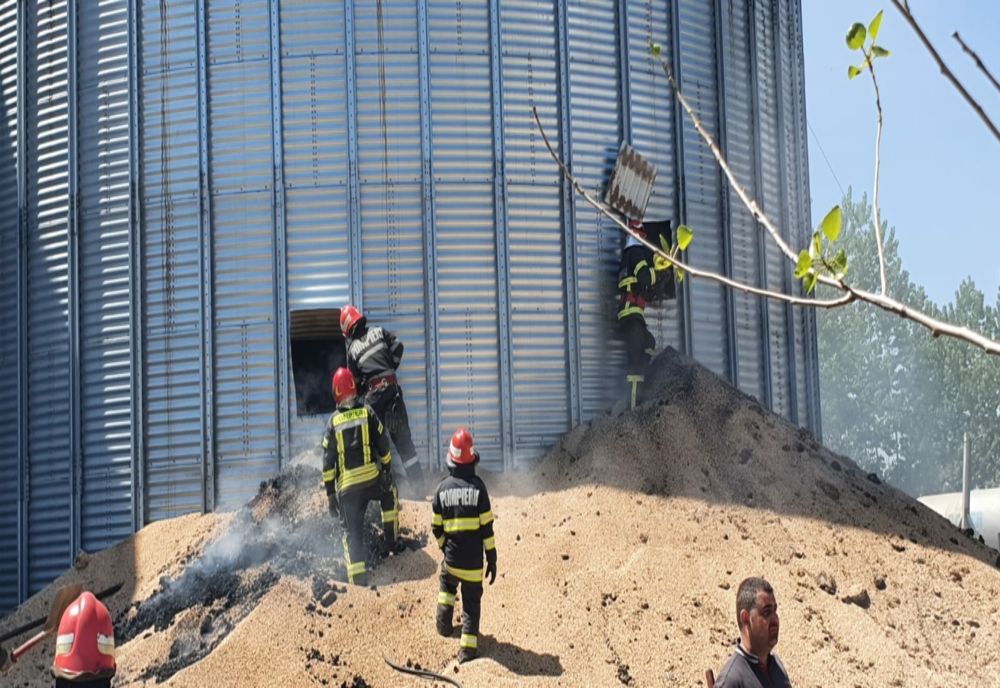 FOTO Incendiu puternic la un siloz de cereale