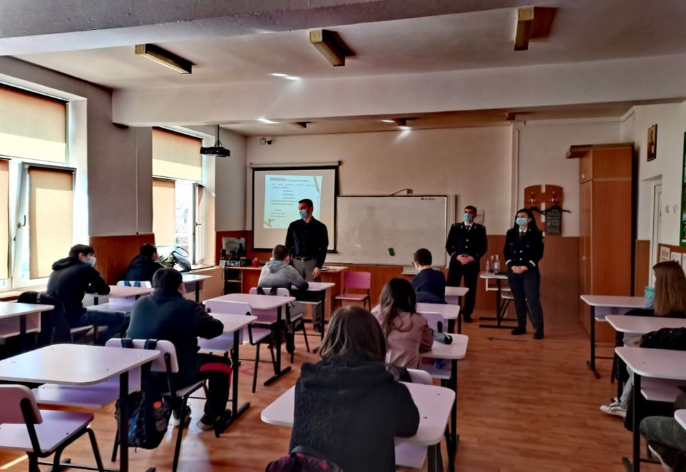 Polițiștii din cadrul Biroului Siguranța Școlară și Compartimentului Analiza și Prevenirea Criminalității alături de elevii