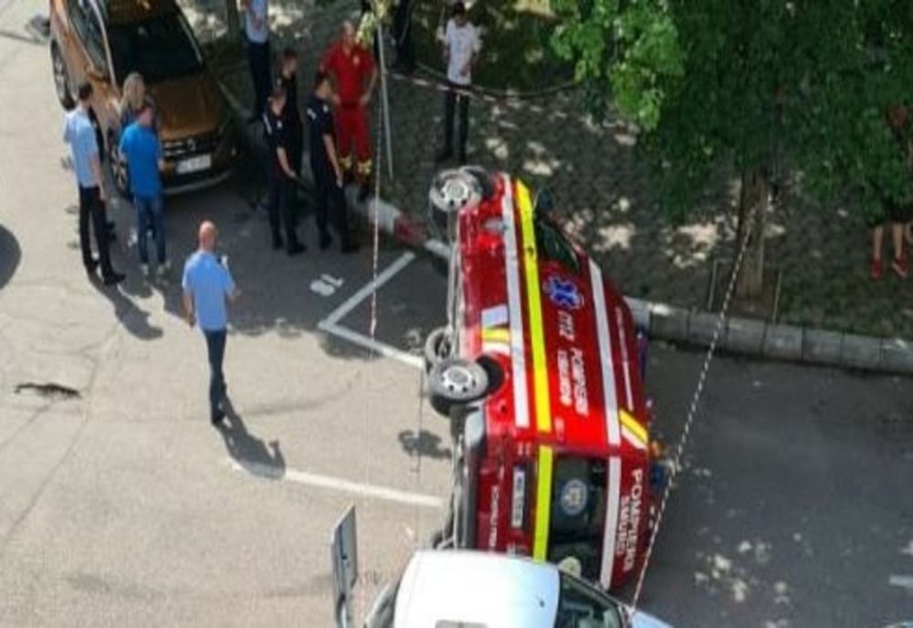 Ambulanță SMURD, răsturnată în fața ISU Buzău în urma unui impact cu un autoturism 
