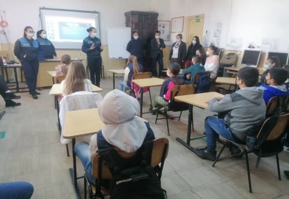 Polițiștii buzoieni în dialog cu tinerii Școlii Gimnaziale Cozieni