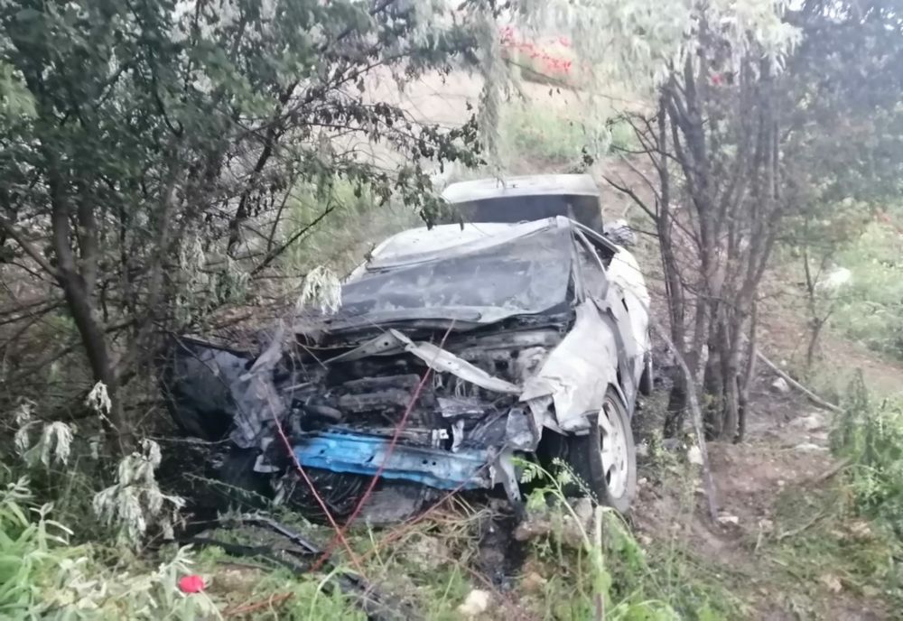 FOTO VIDEO Mașină în flăcări pe A4.  Cinci persoane rănite