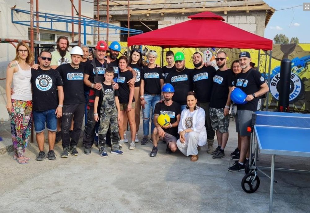 Membrii clubului Bikers for Humanity Romaniai au dat o nouă față căsuțelor de tip familial în care trăiesc, la Râmnicu Sărat, peste 60 de copii instituționalizați