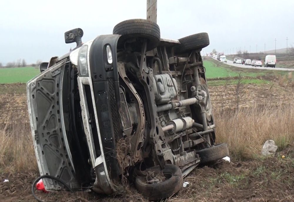 A întrat cu autoutilitara într-un copac 