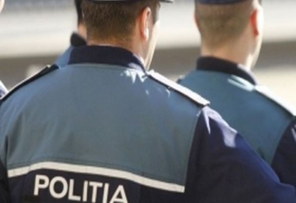Flagrant delict – au fost depistaţi de poliţişti în timp ce încercau să fure dintr-un imobil
