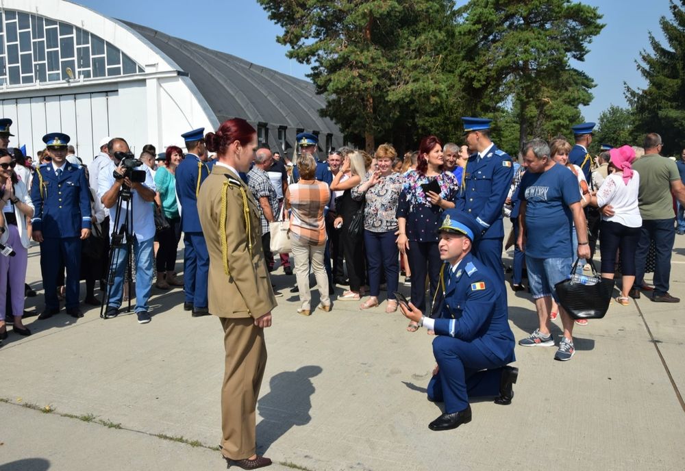 Cerere în căsătorie la ceremonia de absolvire