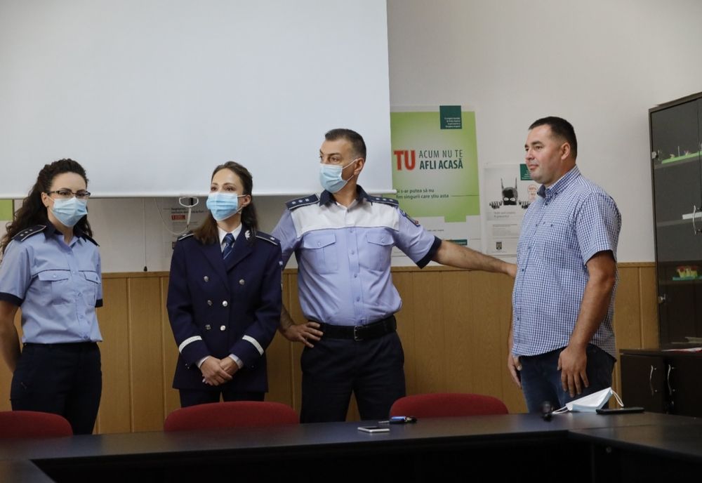 Video: Poliţiştii de la IPJ Buzău au premiat şoferul buzoian care a salvat viaţa unui pieton în Galaţi