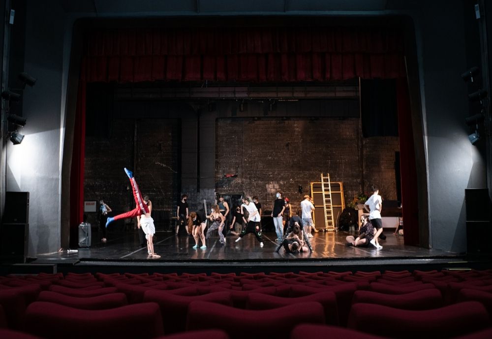 Trupe de adolescenți din 9 orașe s-au bucurat de o săptămână de experiență intensă de explorare personală prin teatru, film, dans și fotografie 