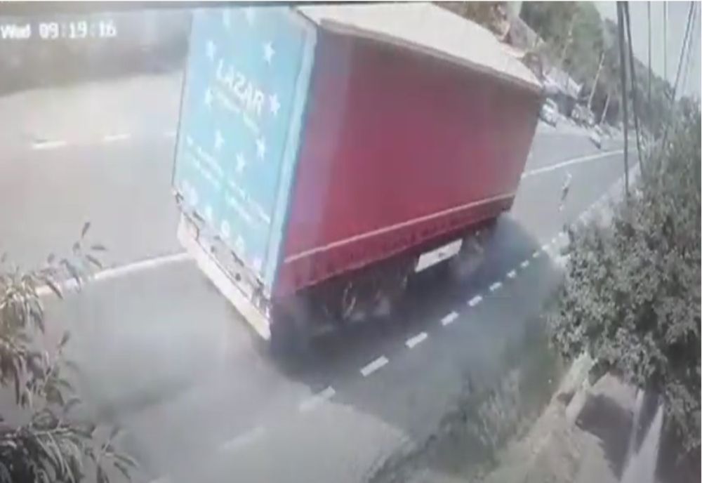 Video: A evitat un pieton si a intrat intr-un gard