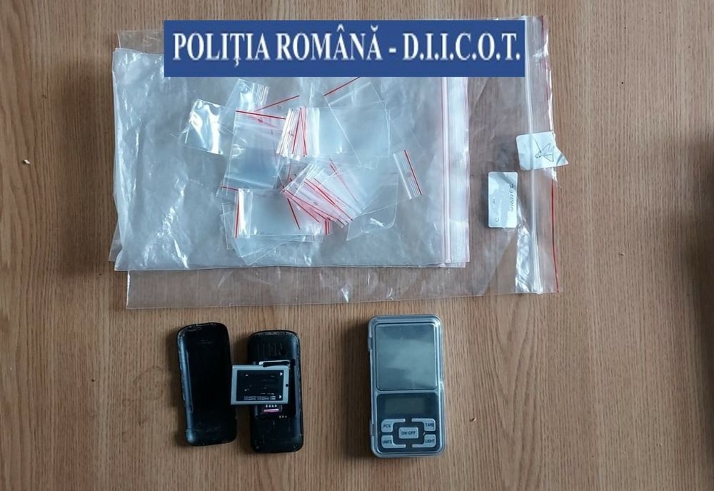 Video: Percheziții la persoane bănuite de trafic de droguri de risc