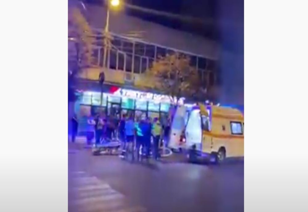 Video: O tânără de 20 de ani, pasageră pe o motocicletă, rănită în urma unui accident de circulație