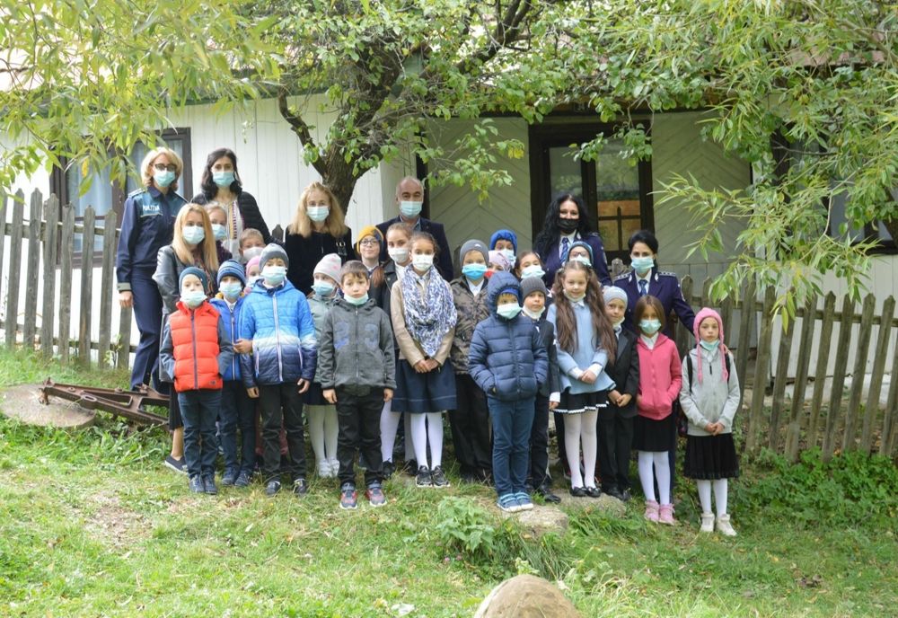 Foto: La început de an școlar, pentru elevii din ciclul primar din cadrul Școlii Gimnaziale Bisoca a sunat clopoțelul pentru ora de siguranță rutieră.