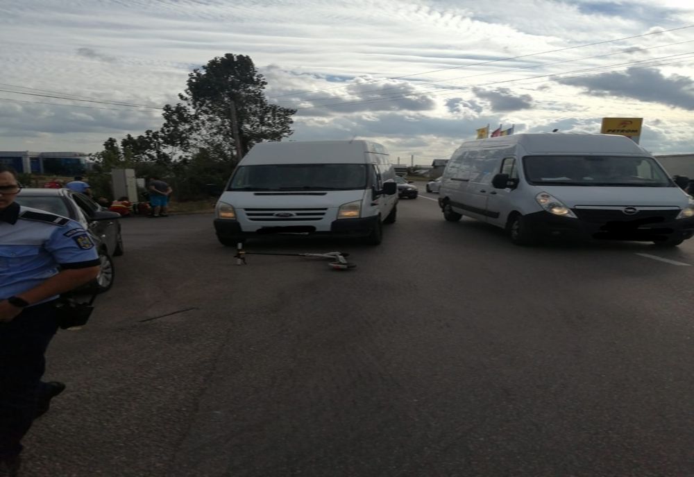 Tânăr pe trotinetă accidentat de o autoutilitară