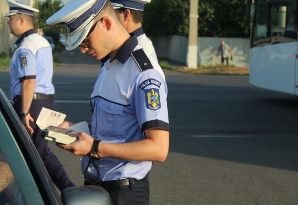 Peste 150 de sancţiuni aplicate luni de poliţiştii rutieri