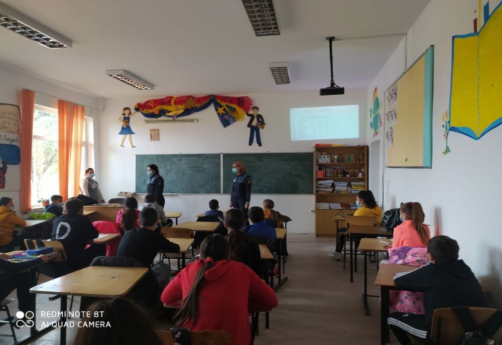 Poliţiştii şi elevii de gimnaziu, în dialog pe teme preventive