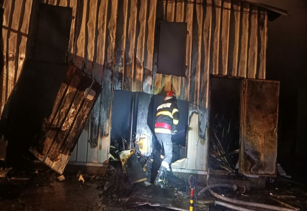 Incendiul la un depozit de mobila din Buzău