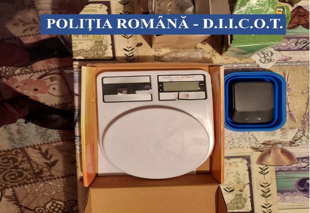 Percheziții la domiciliul unui gălățean care a vândut produse susceptibile a avea efecte psihoactive mai multor tineri din județul Buzău