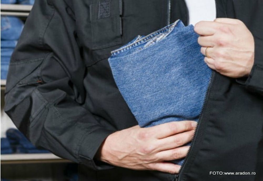A furat haine  din incinta unei societăţi comerciale