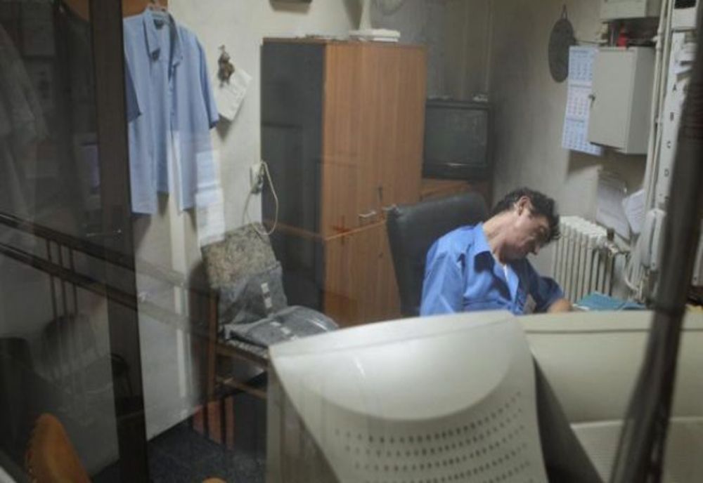 Poliţiştii au depistat un agent de pază care dormea pe timpul executării serviciului