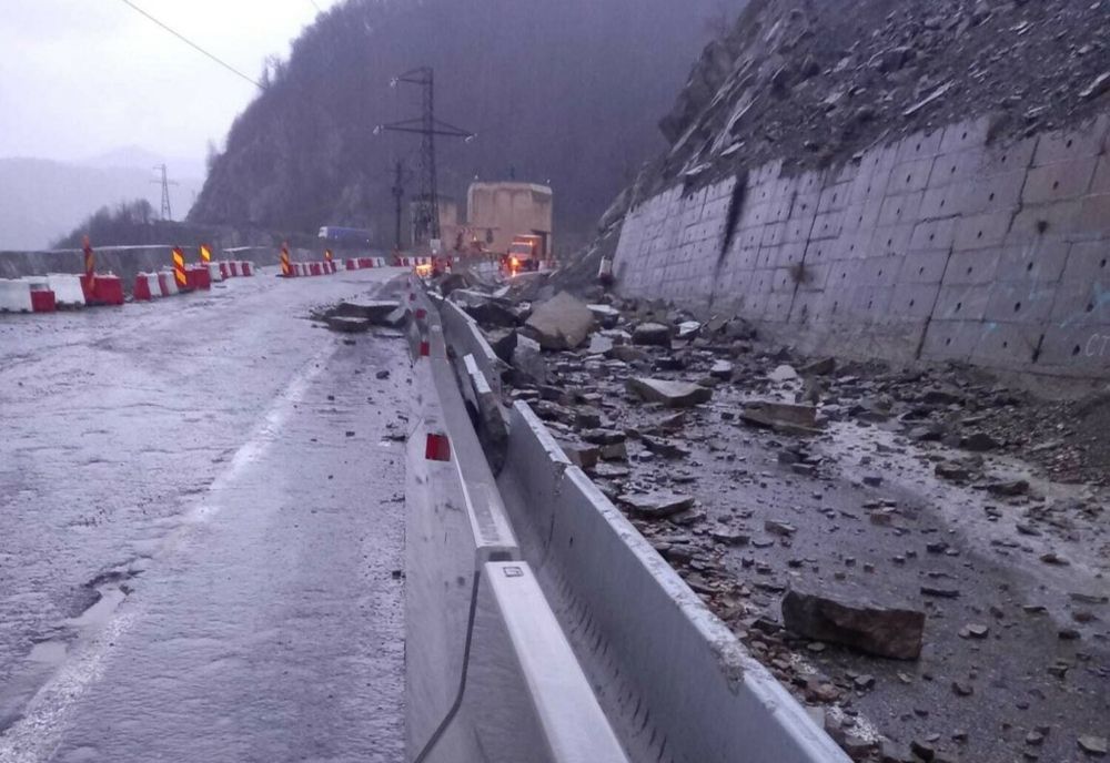 Căderi de bolovani pe DN10 în zona barajului Siriu