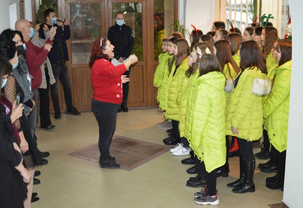 Corul „Happy Kids for a Happy Life” i-a colindat pe polițiștii buzoieni