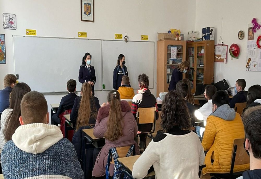 Polițiștii în dialog cu tinerii localității Merei 