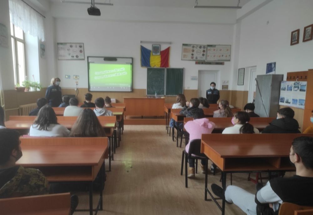 Aviz elevilor!/Comportamentul responsabil în societate vă ţine departe de probleme!