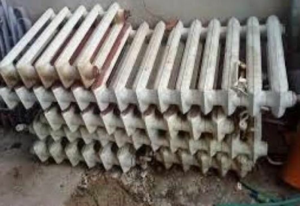 Video: Prinși în flagrant de polițiștii locali când furau calorifere din fontă din fostul internat al Liceului Agricol din Râmnicu Sărat