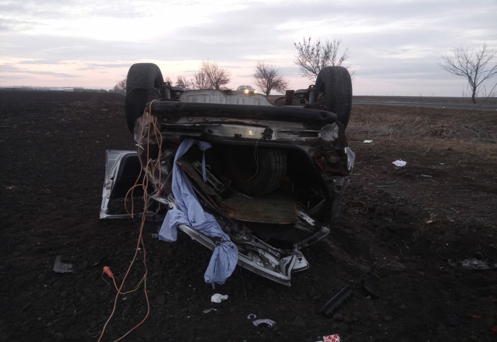 FOTO/ Un șofer de 18 ani din Pogoanele s-a răsturnat cu mașina pe DN2C