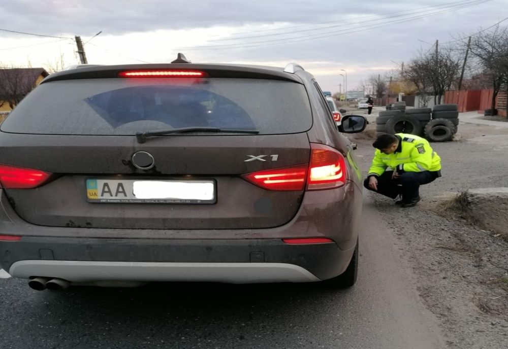 Foto: Polițiștii buzoieni au ajutat un cetățean din Ucraina care a rămas în pană pe DN2E85