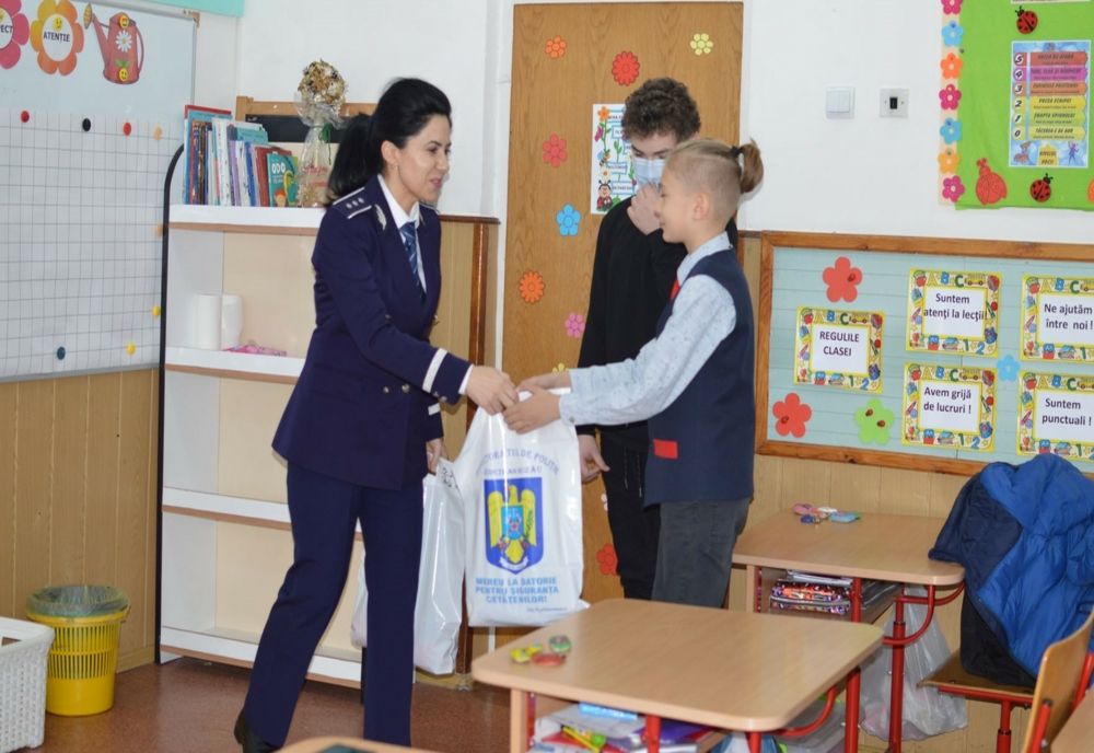 Polițiștii buzoieni s-au organizat azi, 25 martie, de ziua lor, pentru a oferi cadouri unor elevi născuți de Ziua Poliției