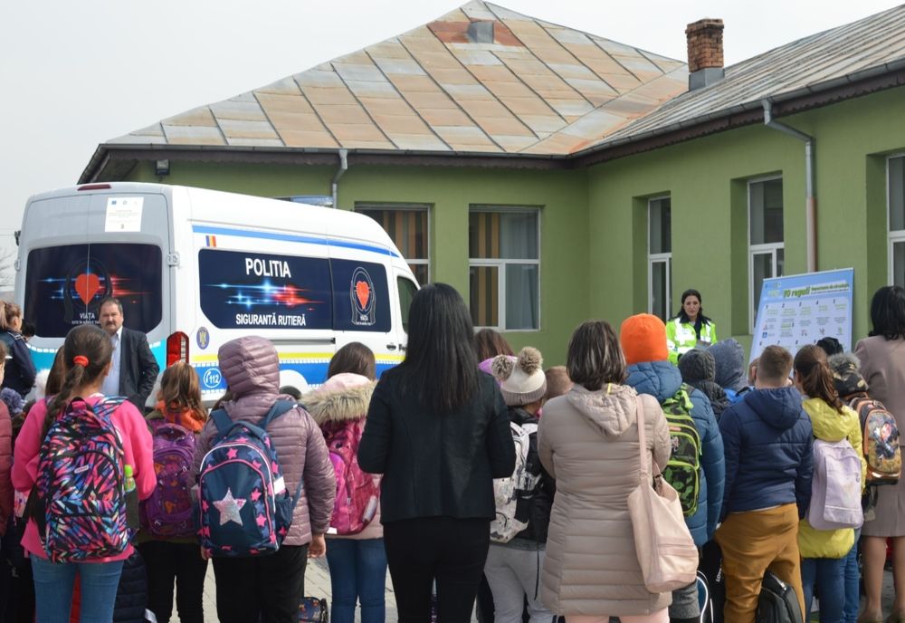 Şcolarii din ciclul primar, parteneri de dialog ai poliţiştilor  