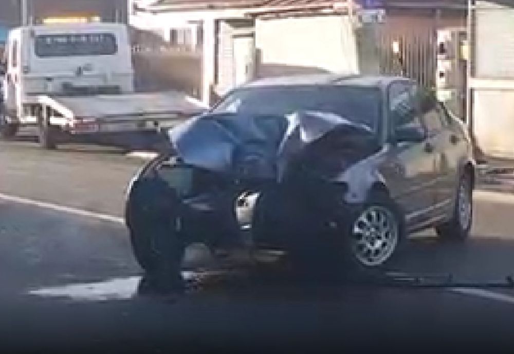 A încercat să evite o dubă și a intrat într-un stâlp de electricitate