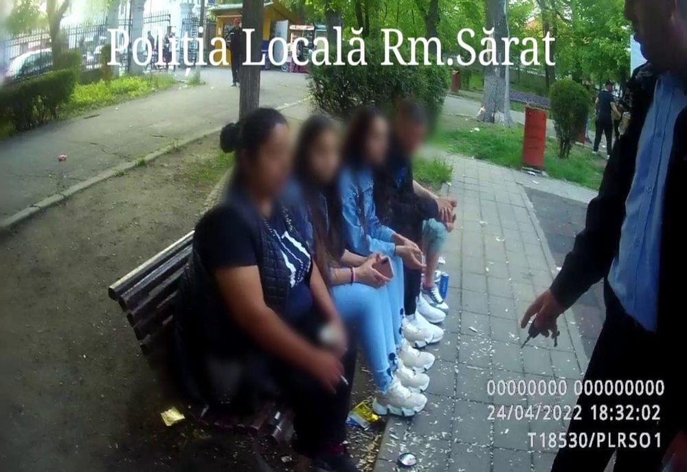 Polițiștii locali i-au sancționat pe spărgătorii de semințe din parcuri și i-au pus să facă și curățenie