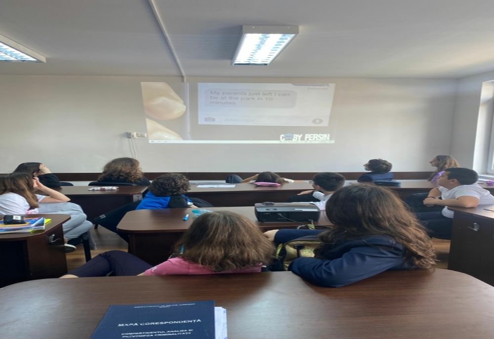 Polițiștii buzoienii în dialog cu elevii despre prevenirea delincvenței juvenile